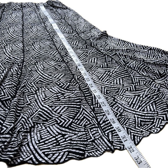 Laura PLUS Black & White A-Line Flowy Midi Skirt. Size 14. - Picture 8 of 10